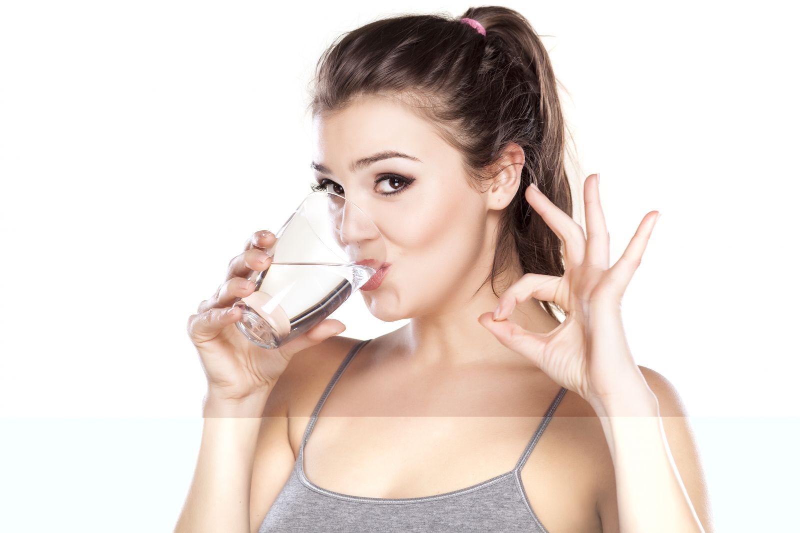nạp nhiều nước còn giúp cho đôi môi của bạn có vẻ căng mọng hơn.