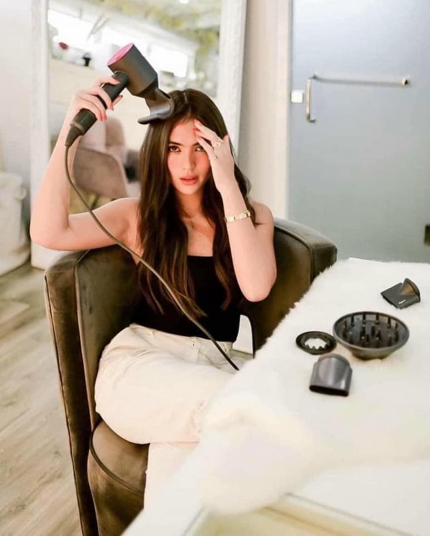 Mẹo nhỏ xử lý tóc con với Flyaway